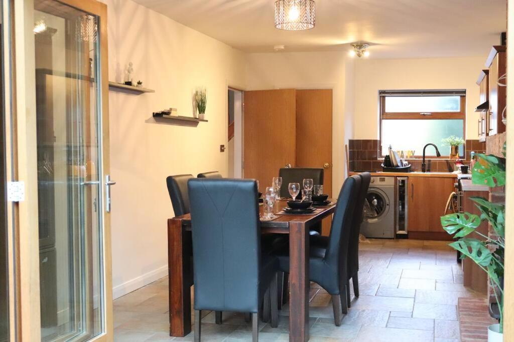 Cosy 3 Bedroom 2 Bathroom House With Parking Sheldon  Exterior foto