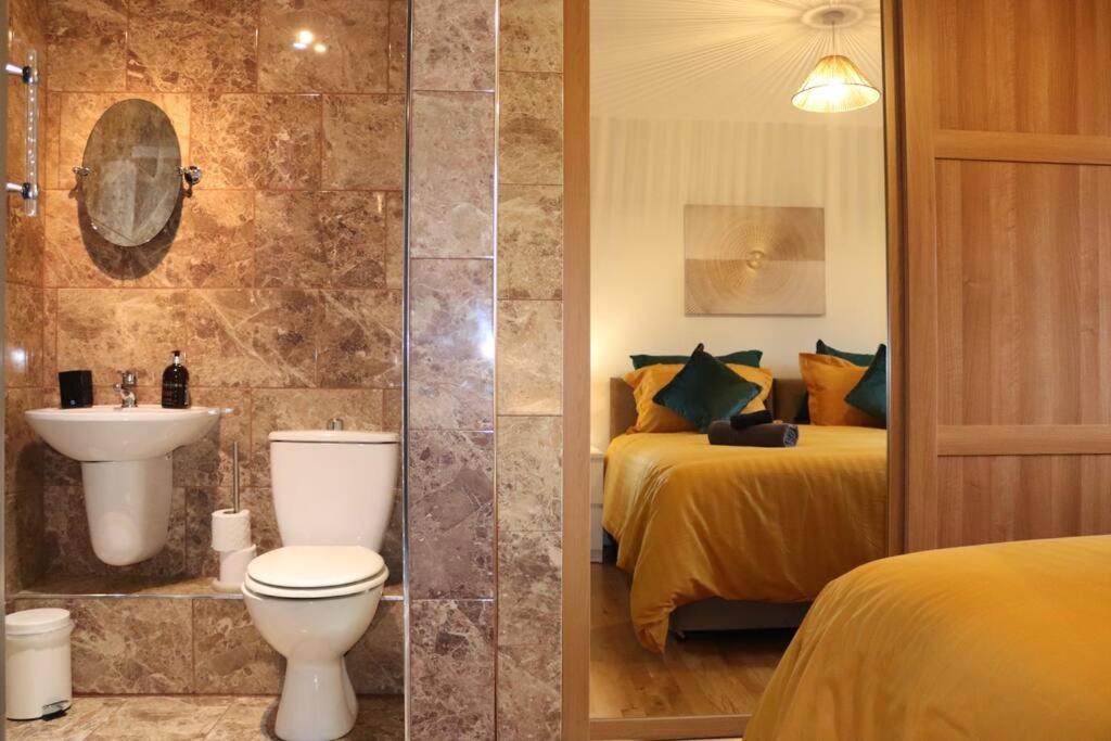 Cosy 3 Bedroom 2 Bathroom House With Parking Sheldon  Exterior foto